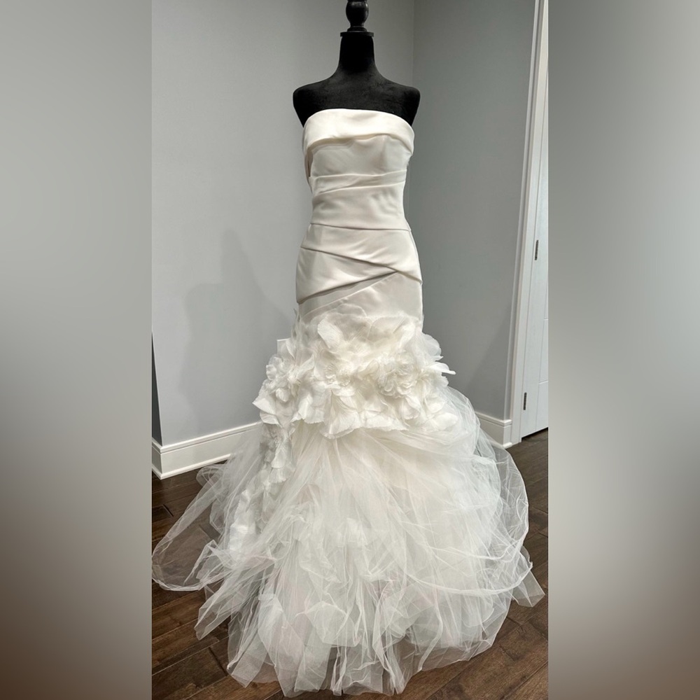 NWT Vera Wang Ivory Eliette Gown